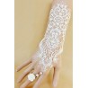 Le bijou de poignet en dentelle blanc