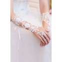 Les gants de cérémonie blancs dentelle et diamants