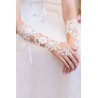 Les gants de cérémonie blancs dentelle et diamants