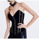 Le corset en velours et ses armatures apparentes