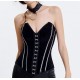 Le corset en velours et ses armatures apparentes